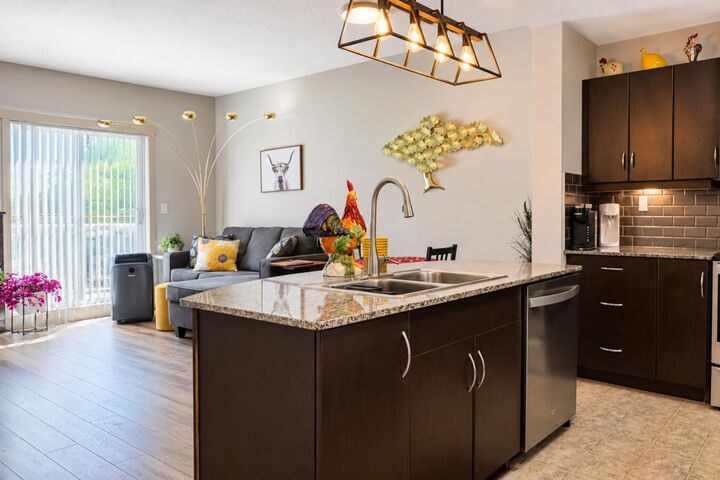 Property Photo:  5605 Henwood Street SW 4206  AB T3E 7R2 