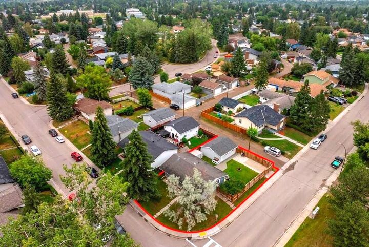 Property Photo: 344 Queen Charlotte Road SE AB T2J 4H6