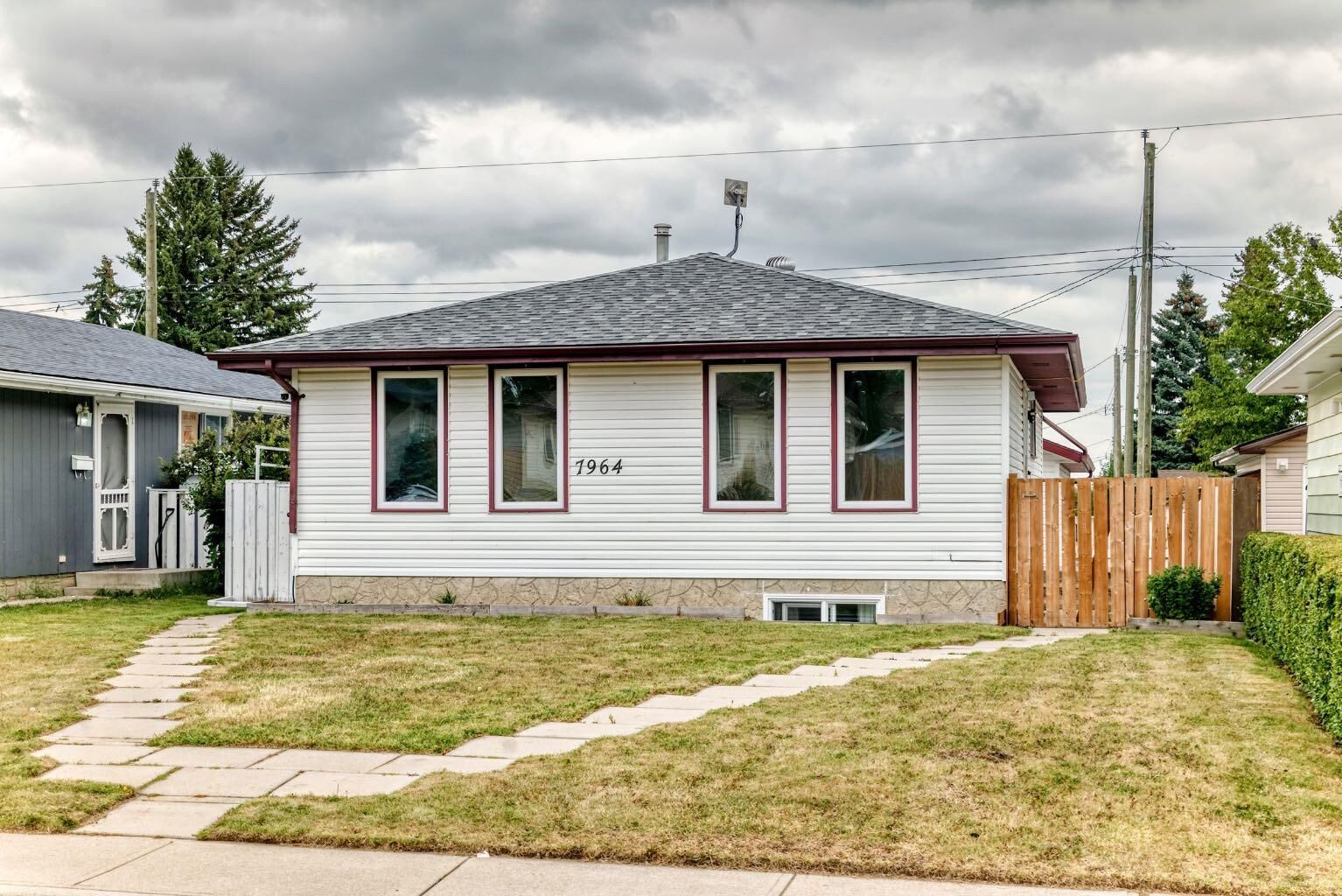 Property Photo:  7964 Huntington Road NE  AB T2K 5A3 