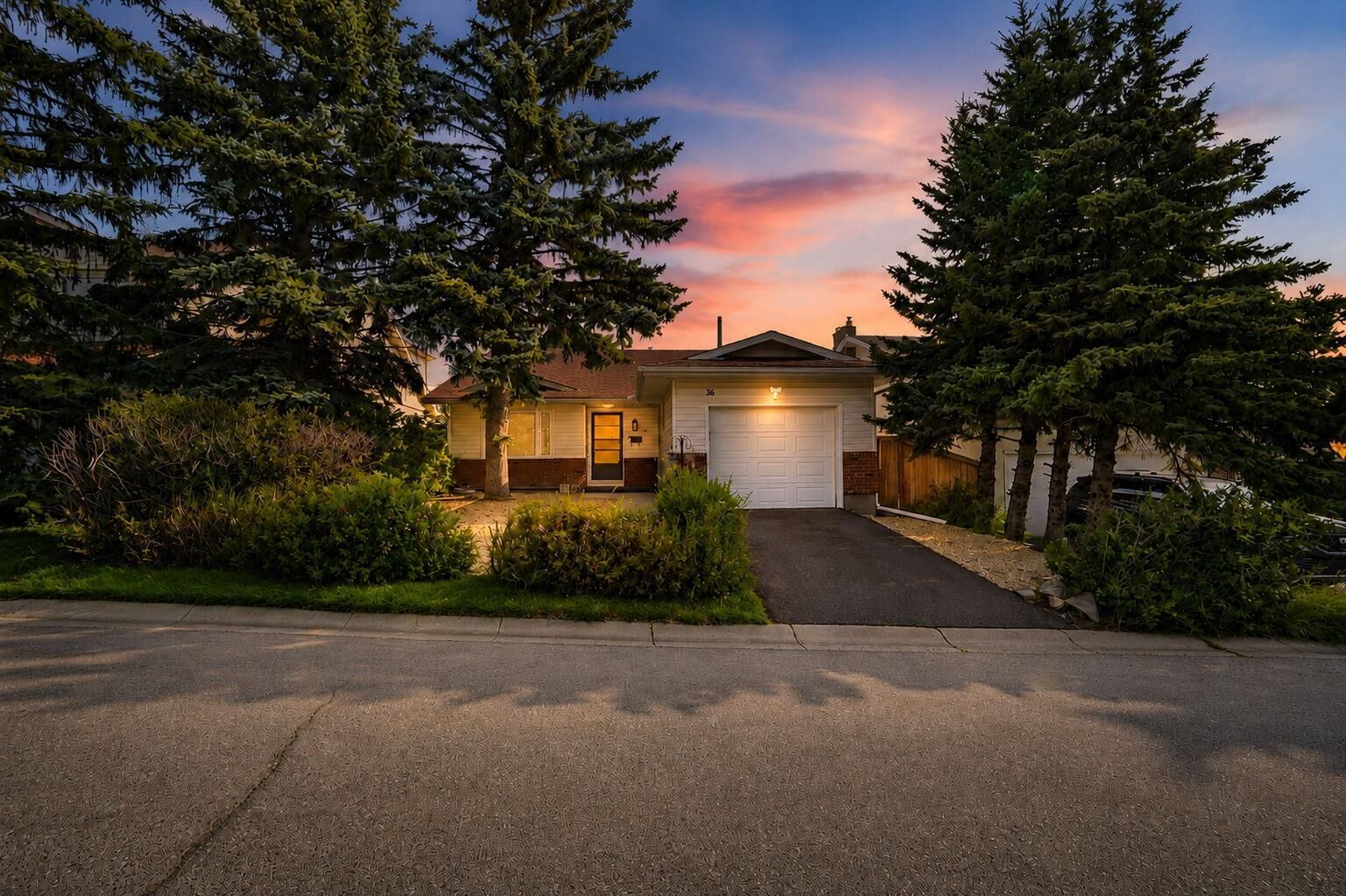 Property Photo:  36 Coach Manor Rise SW  AB T3H 1C4 