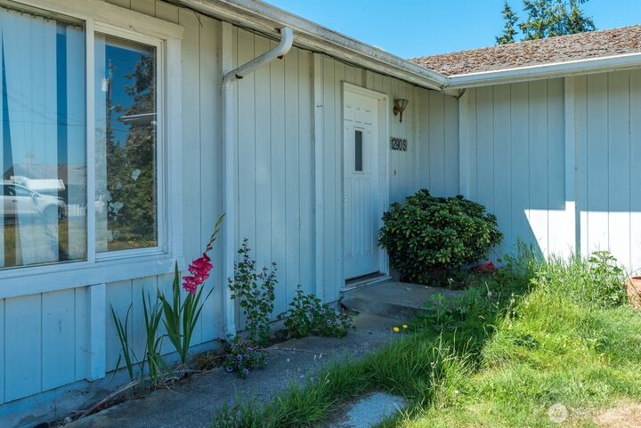 Property Photo: 1290 S Uplands Drive WA 98282