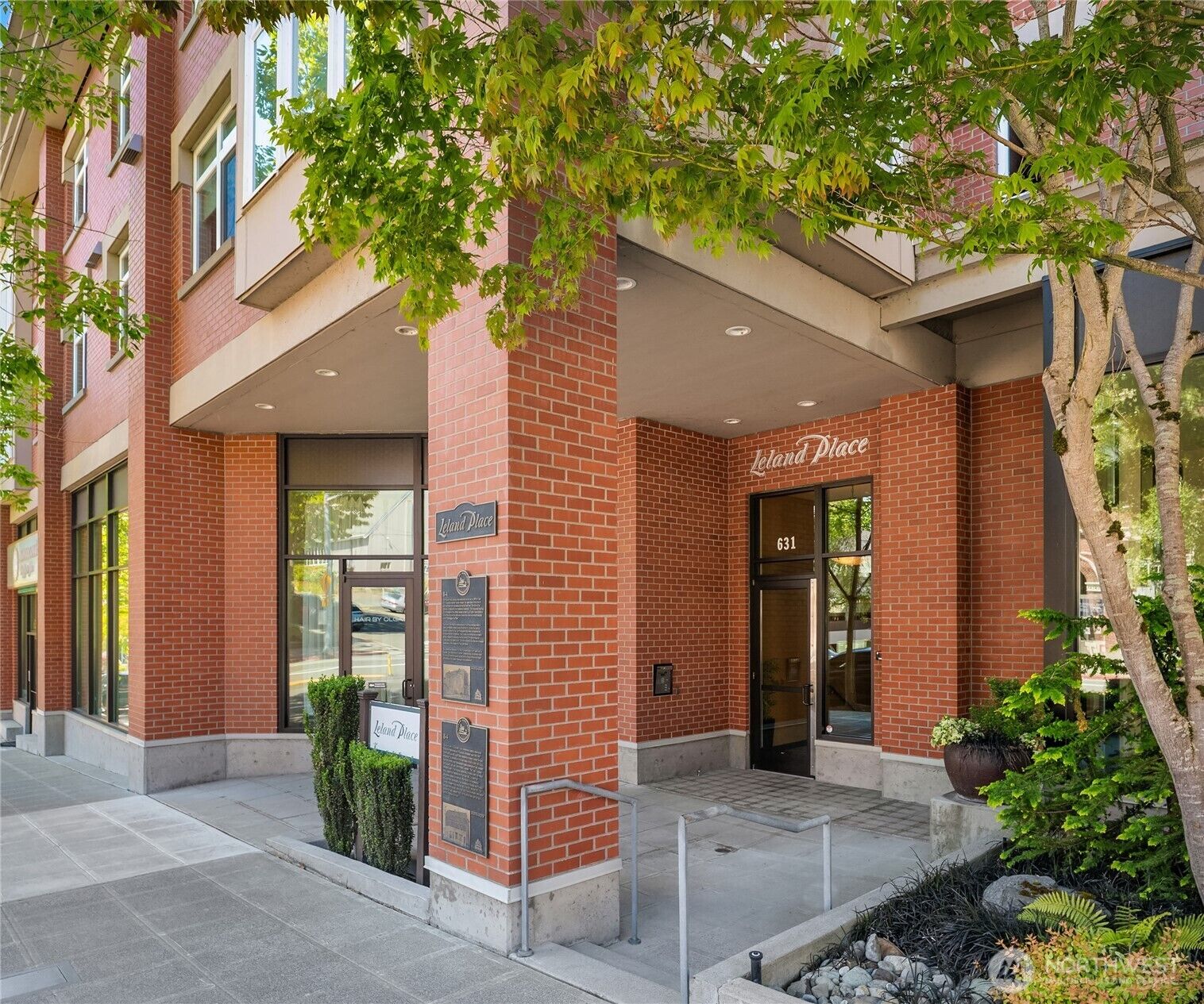 Property Photo: 631 Market St W 202 WA 98033