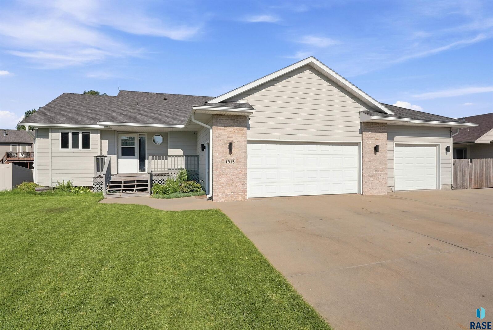 Property Photo:  1613 S Purdue Ave  SD 57106-5411 