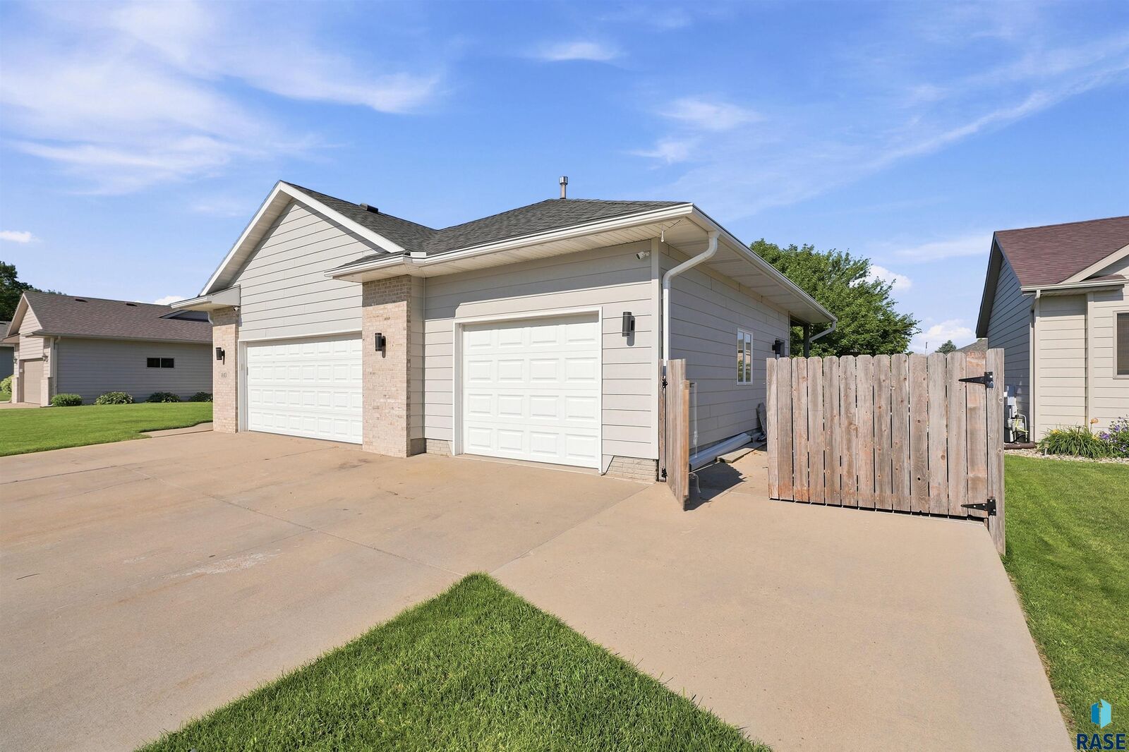 Property Photo: 1613 S Purdue Ave SD 57106-5411