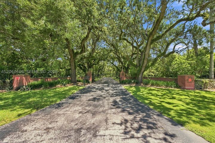 Property Photo: 5885 SW 56th St FL 33155