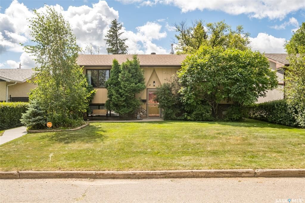 Property Photo: 463 30th Street E SK S6V 1Z5