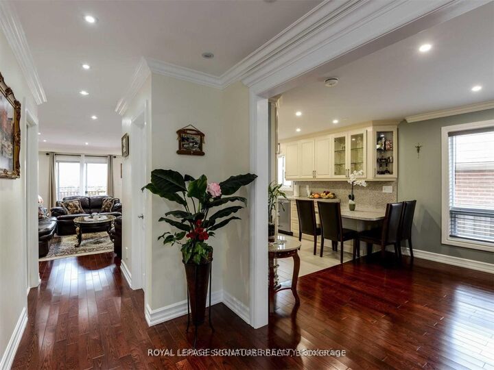 Property Photo: 6222 Fullerton Crescent ON L5N 3A4