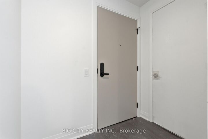 Property Photo: 25 Frederick Todd Way 1010 ON M4G 0C6