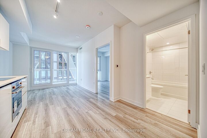 Property Photo:  230 Simcoe Street 1921  ON M5T 0G7 
