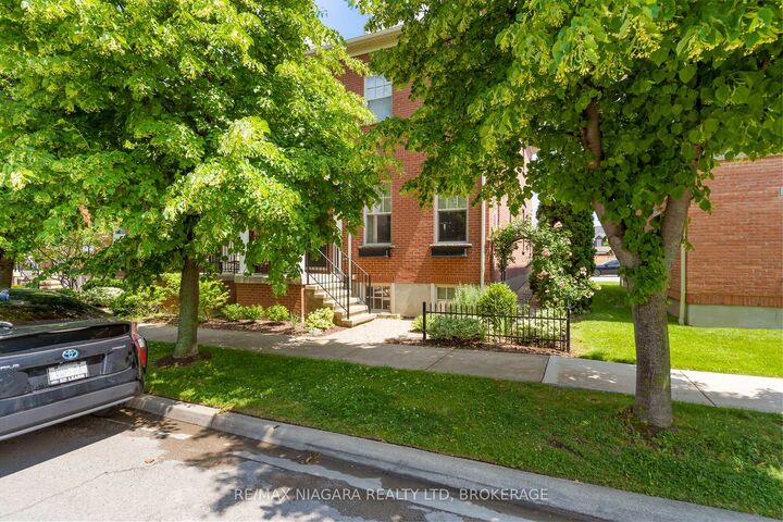 Property Photo:  96 Garrison Village Drive  ON L0S 1J0 