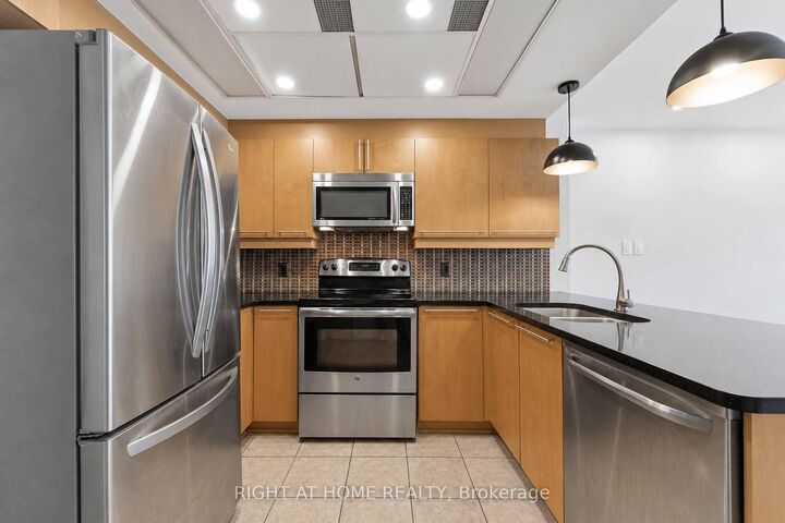 Property Photo:  134 York Street 1009  ON K1N 1K8 