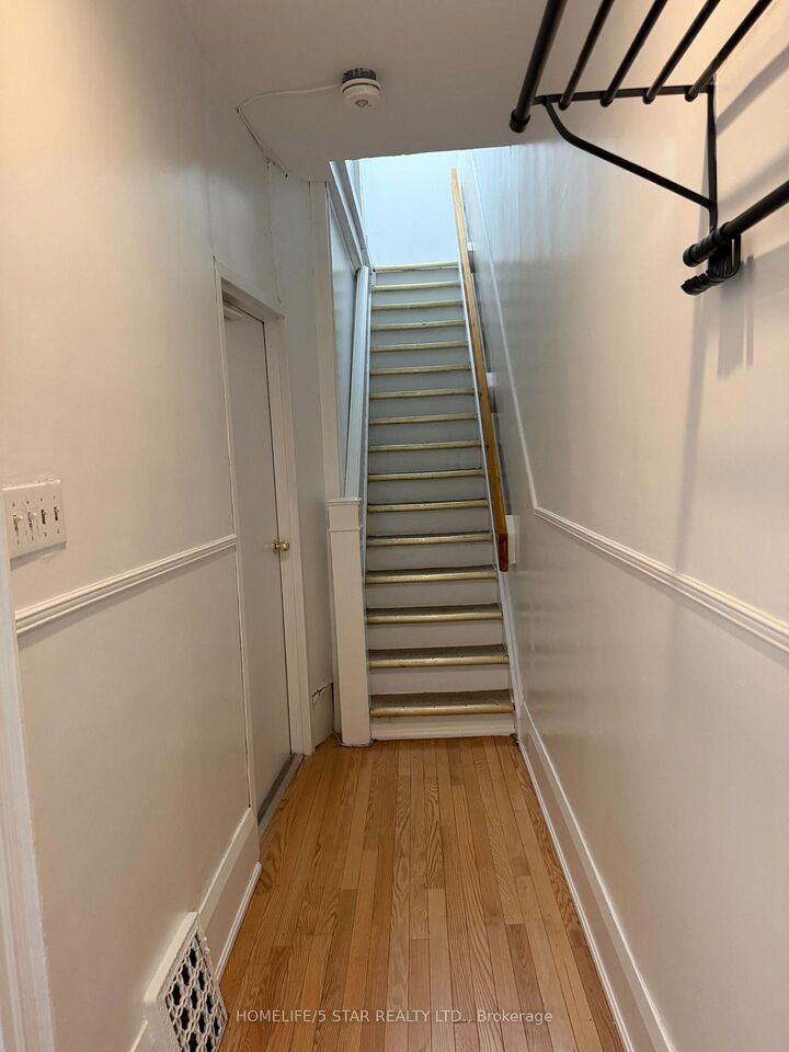 Property Photo: 743 Euclid Avenue Apt 2 ON M6G 2V1