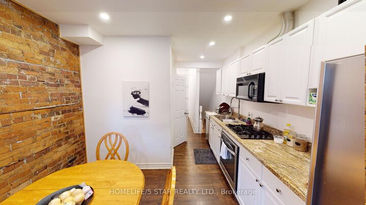 Property Photo:  160 Beaconsfield Avenue Apt 1  ON M6J 3J6 