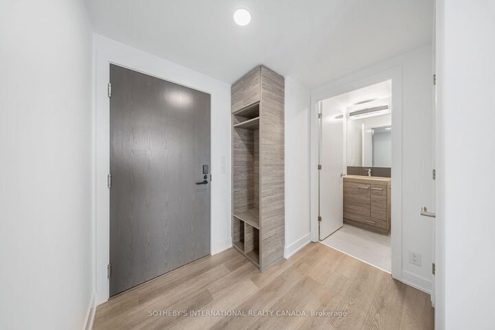 Property Photo: 484 Spadina Avenue 802 ON M5S 0E4