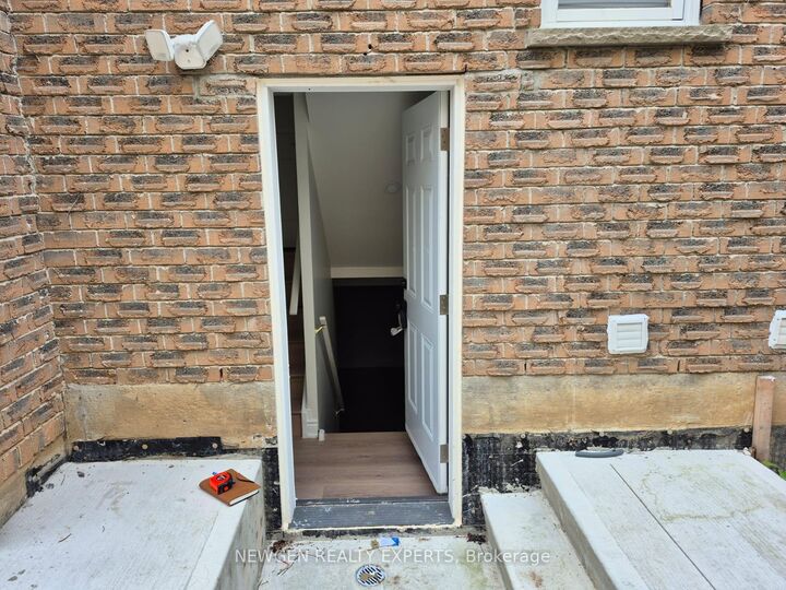 Property Photo:  2878 Rainwater Drive (Legal Basement)  ON L5N 6K9 