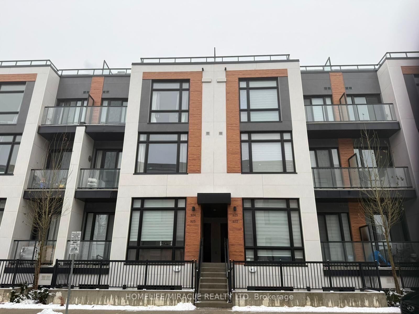 Property Photo:  2 Steckley House Lane 924  ON L4S 0N4 