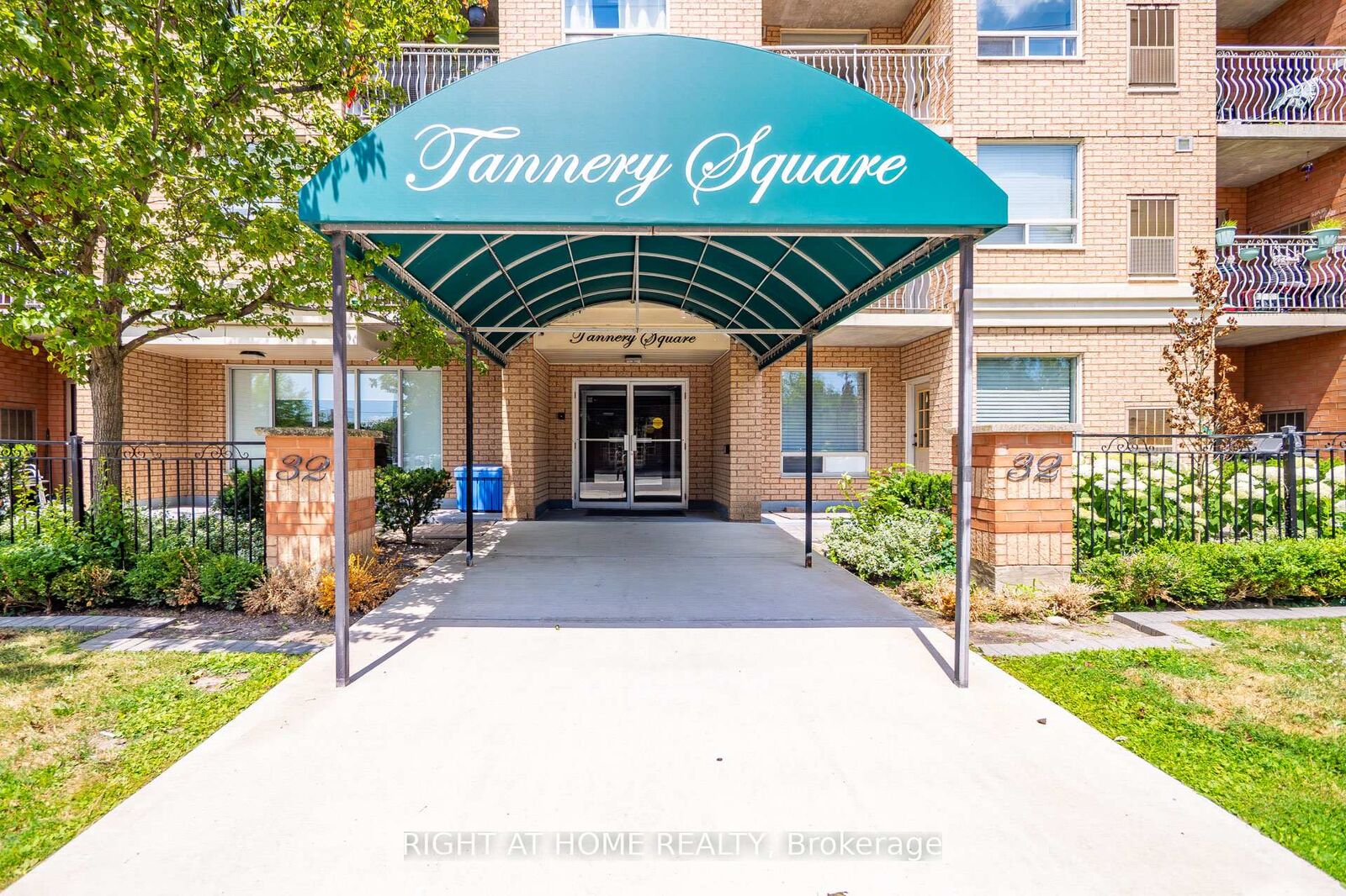 Property Photo:  32 Tannery Street 607  ON L5M 6T6 