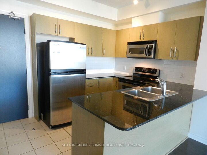 Property Photo:  3504 Hurontario Street 1003  ON L5B 1P2 