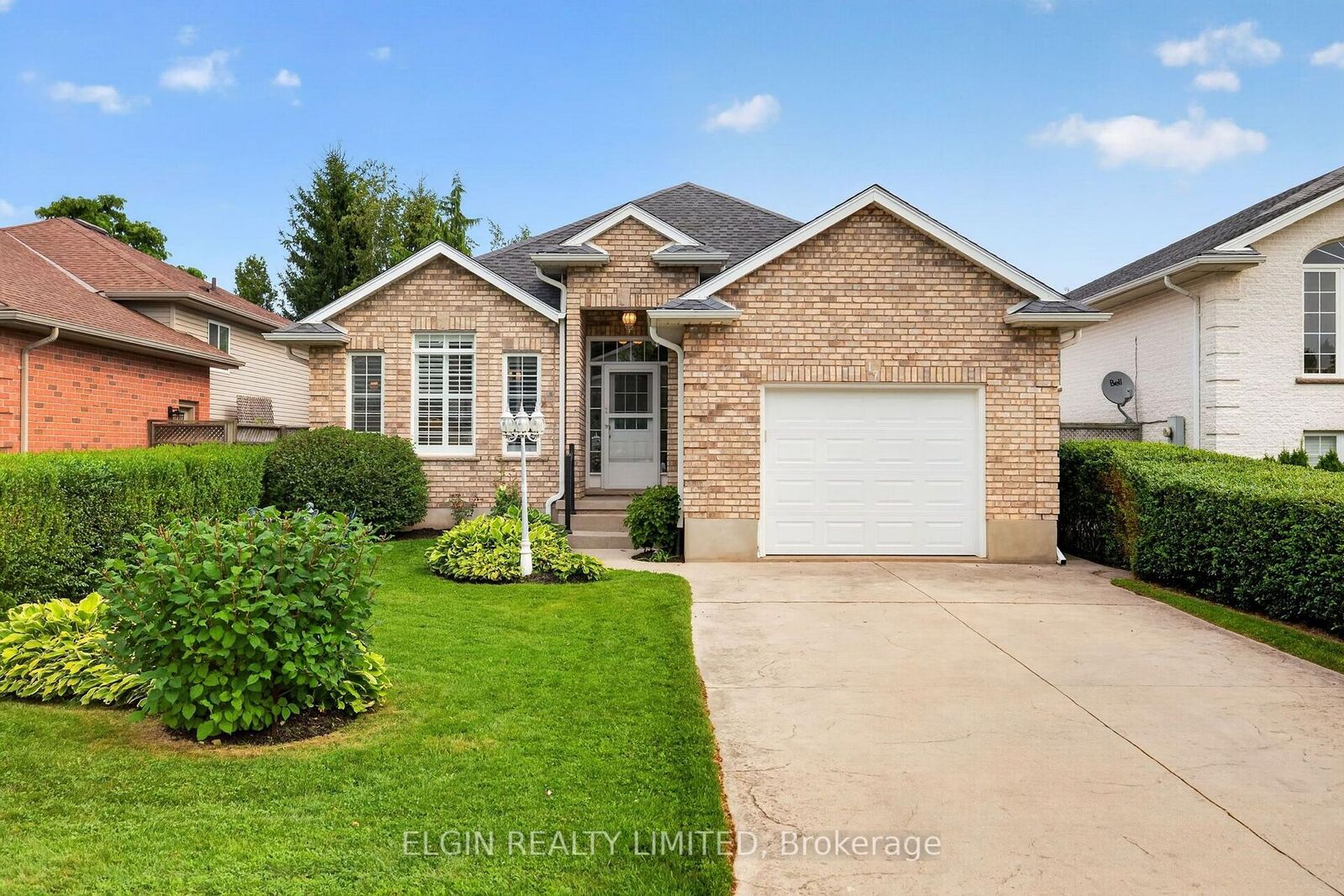 Property Photo: 17 Steeplechase Court ON N5R 6H5