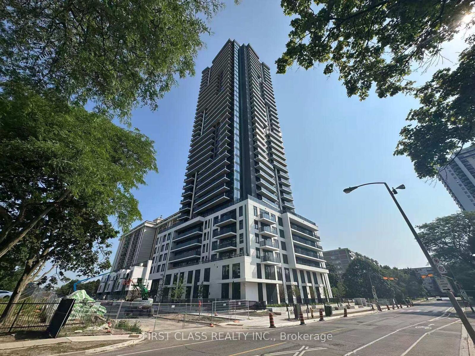 Photo de la propriété:  15 David Salomon Drive 703  ON M3C 1E7 