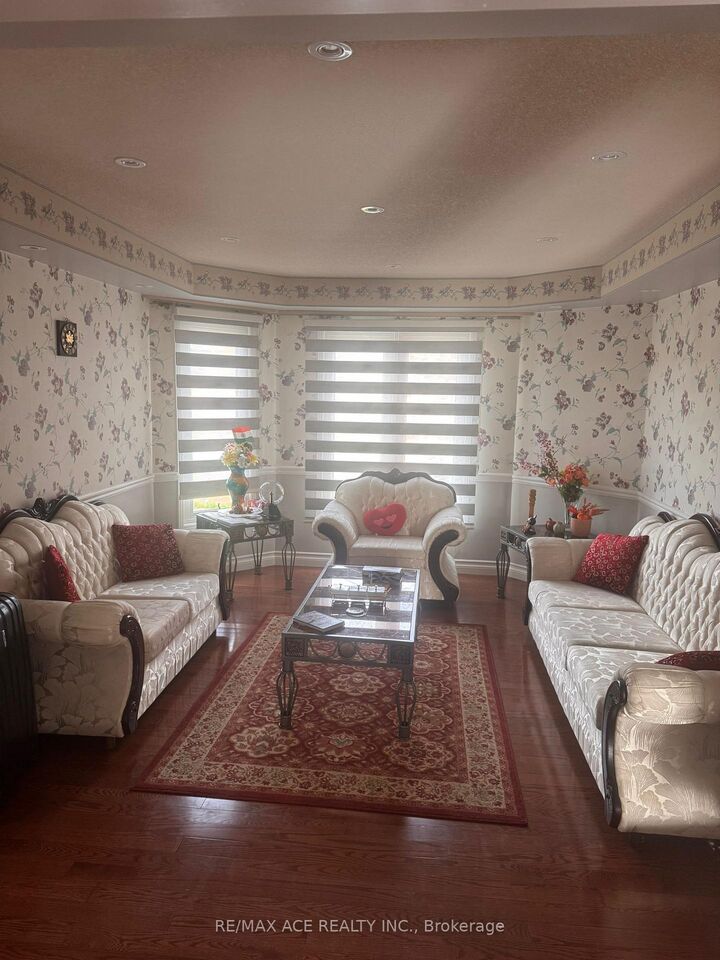Property Photo: 26 Brownridge Court N ON L6W 4L4