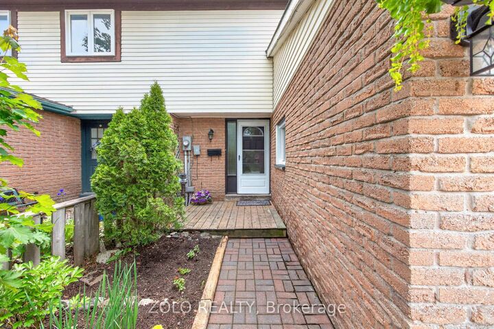 Property Photo:  18 Karen Court  ON L9W 3S3 