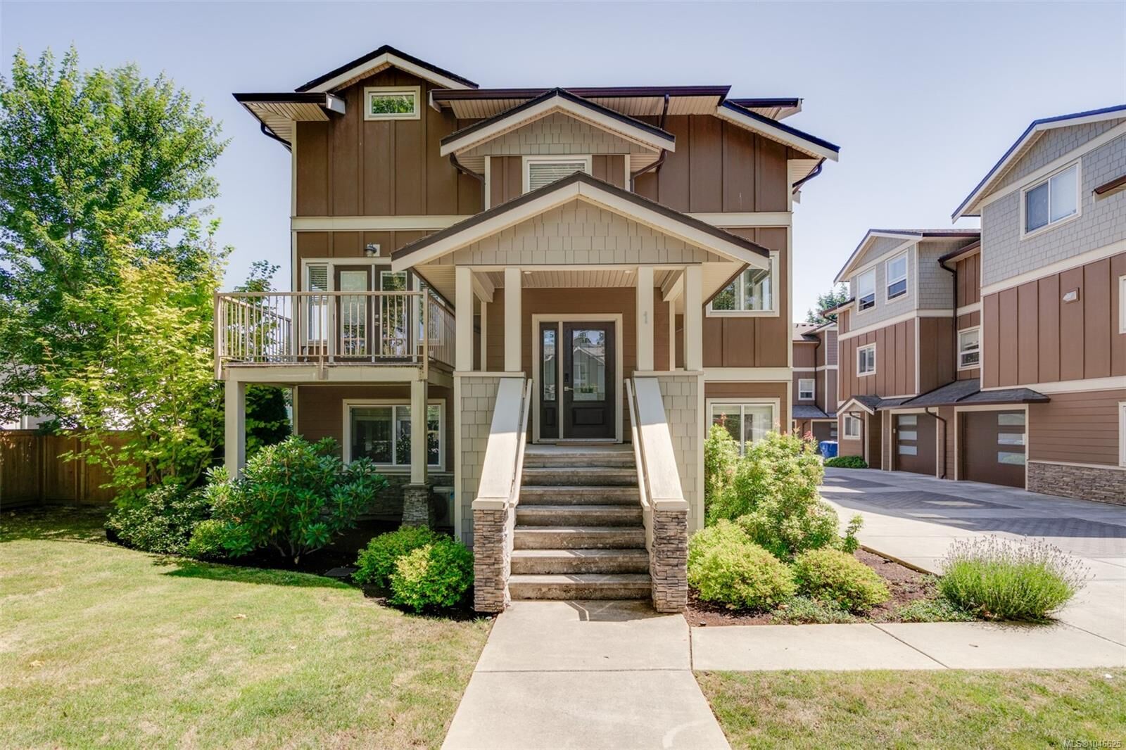Property Photo: 2923 Shelbourne St #1 BC V8R 4M7