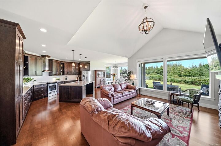 Property Photo: 3861 Creekside Dr BC V0R 1G0