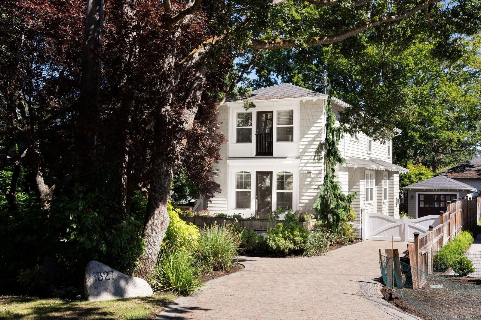 Property Photo: 1327 Transit Rd BC V8V 1V1