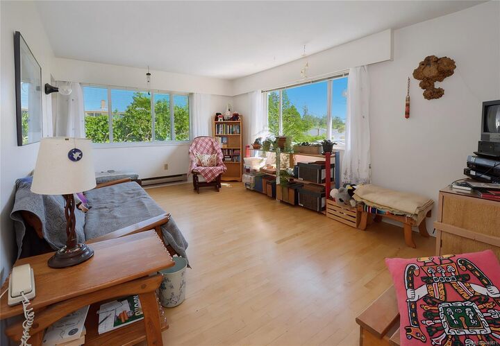 Property Photo: 641 Stirling Ave BC V9R 4C8
