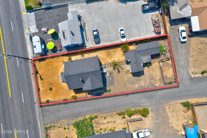 Property Photo:  810 N 16th Ave  WA 98902 