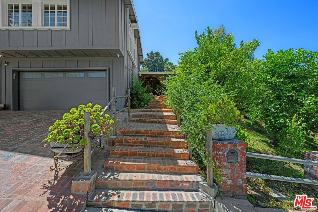 Property Photo: 16582 Calneva Dr CA 91436