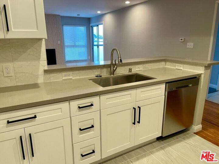 Property Photo: 7556 Hampton Ave, Unit 304 CA 90046