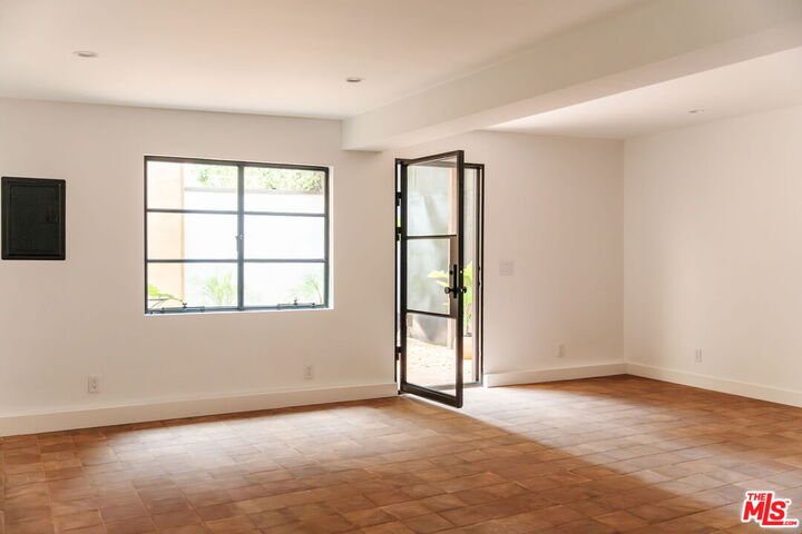 Property Photo: 430 1/2 N Harper Ave CA 90048