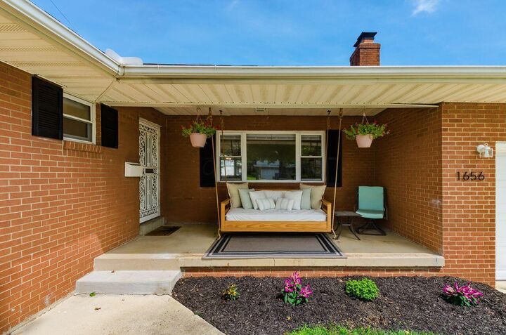 Property Photo: 1656 Kenwick Road OH 43209