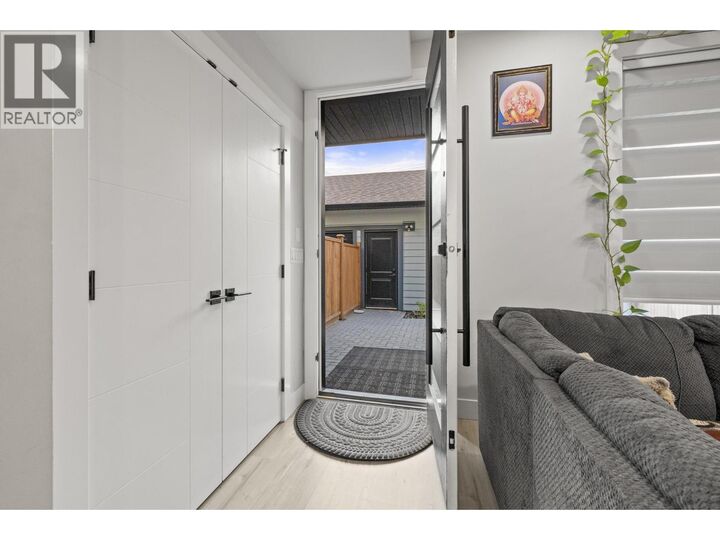 Property Photo:  824 Glenwood Avenue 4  BC V1Y 5M5 