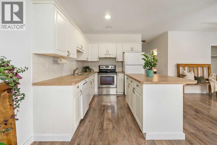 Property Photo:  116 First Street  AB T4C 1Z3 