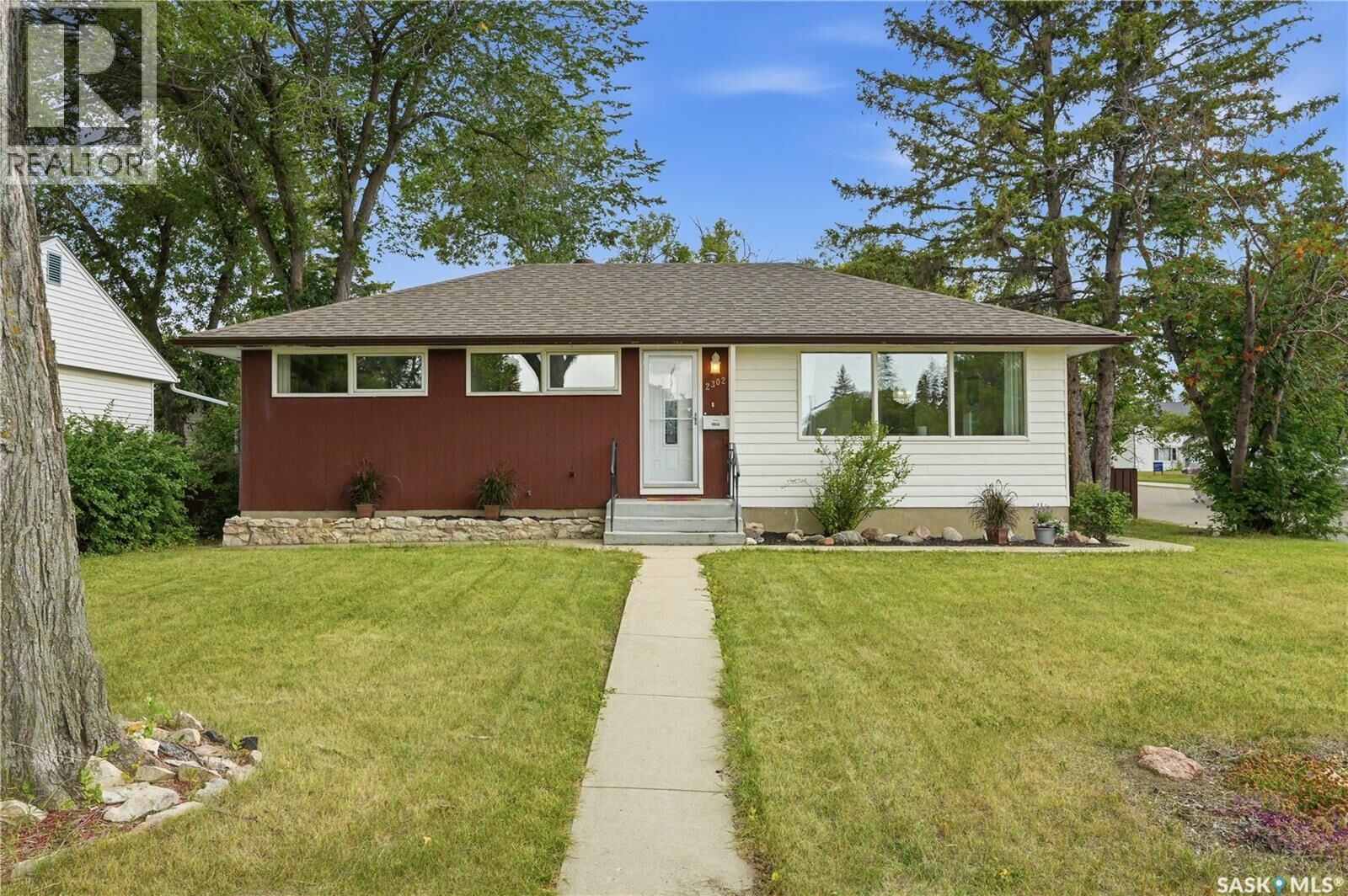 Property Photo:  2302 Hanover Avenue  SK S7J 1E6 