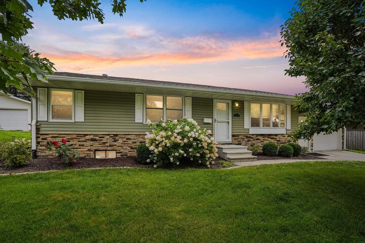 Property Photo:  707 7th Ave NE  IA 50662 