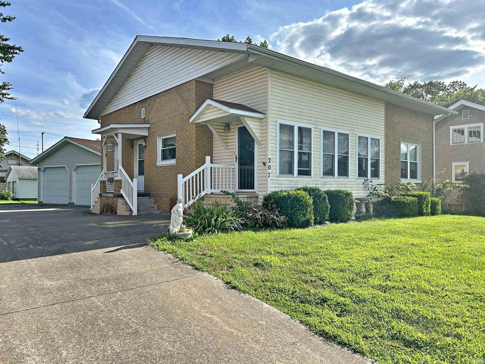 Property Photo: 207 W Walnut Street IN 47501