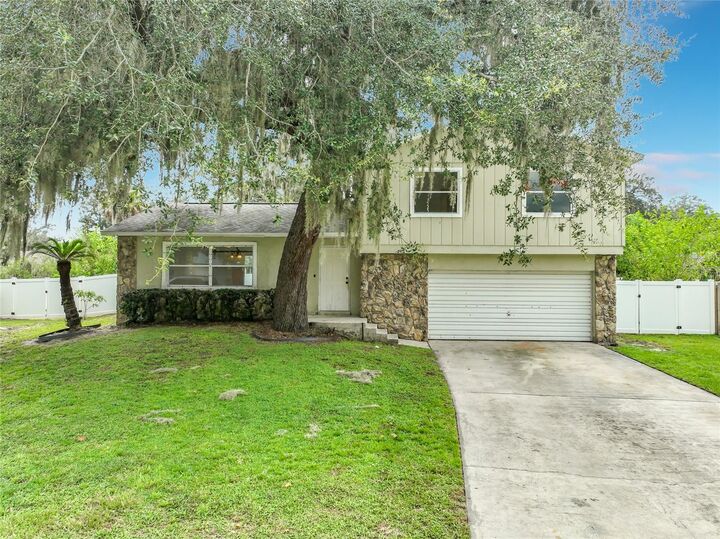 Property Photo: 4012 Wittwood Court FL 32817