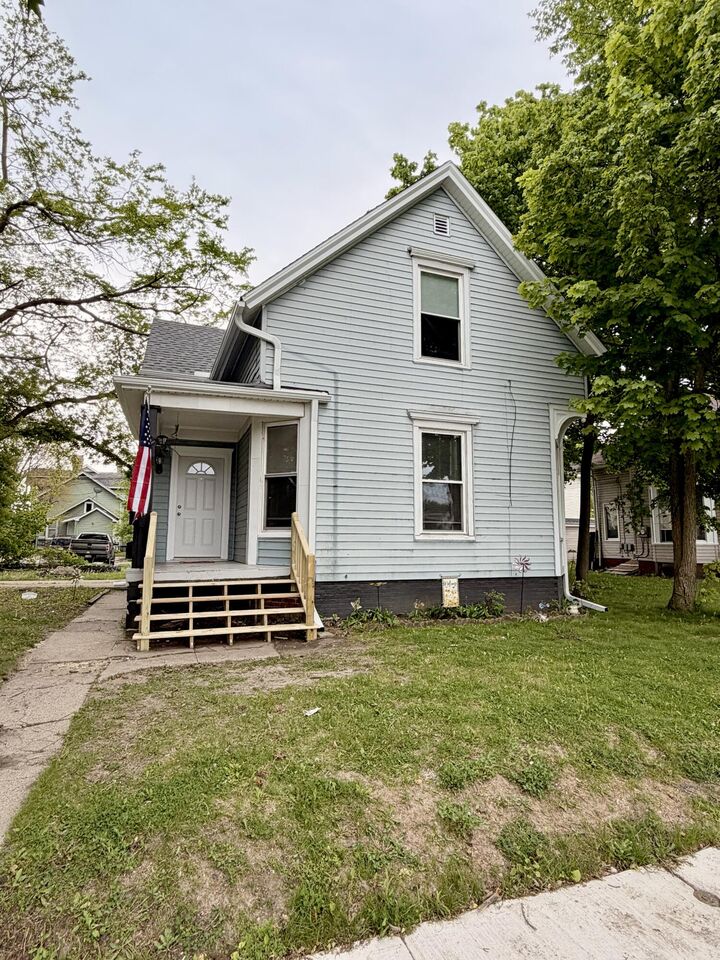 Property Photo: 1623 Maple St WI 53404