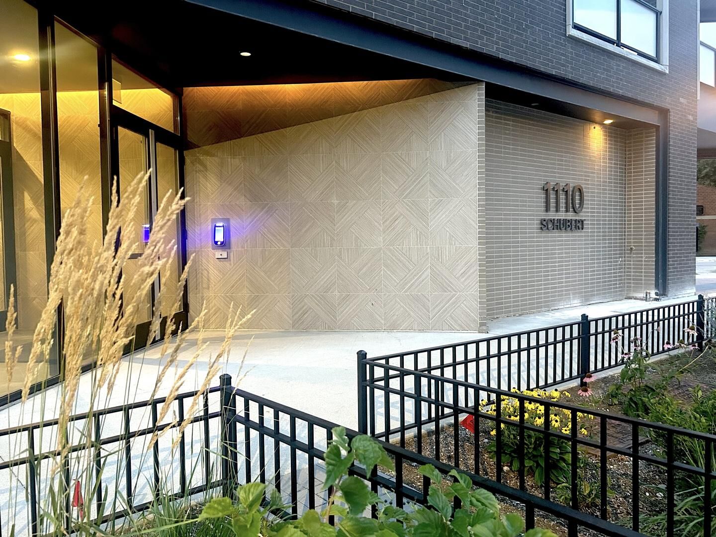 Property Photo: 1110 W Schubert Avenue 201 IL 60614