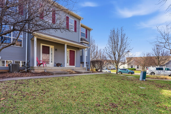 Property Photo:  1363 Chestnut Lane  IL 60560 