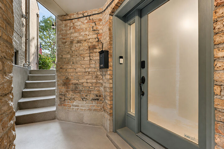 Property Photo: 2038 N Seminary Avenue G IL 60614