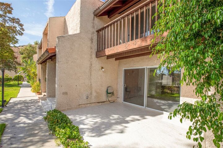 Property Photo:  9512 Via Venezia  CA 91504 