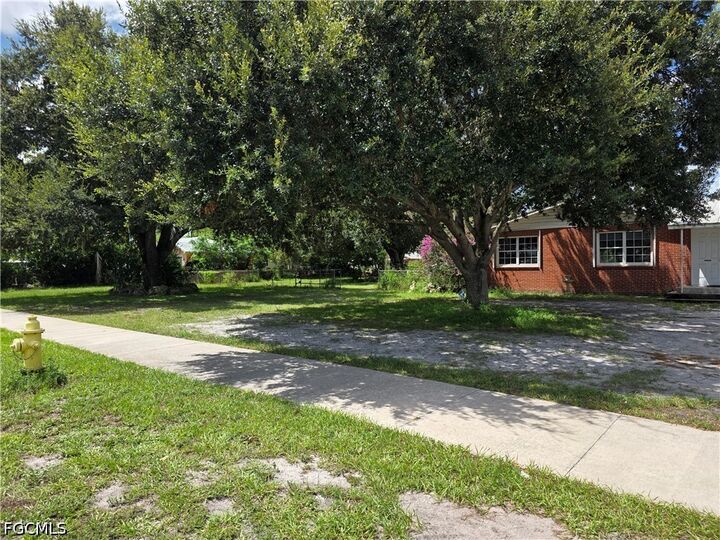 Property Photo: 615 New Market Road W FL 34142