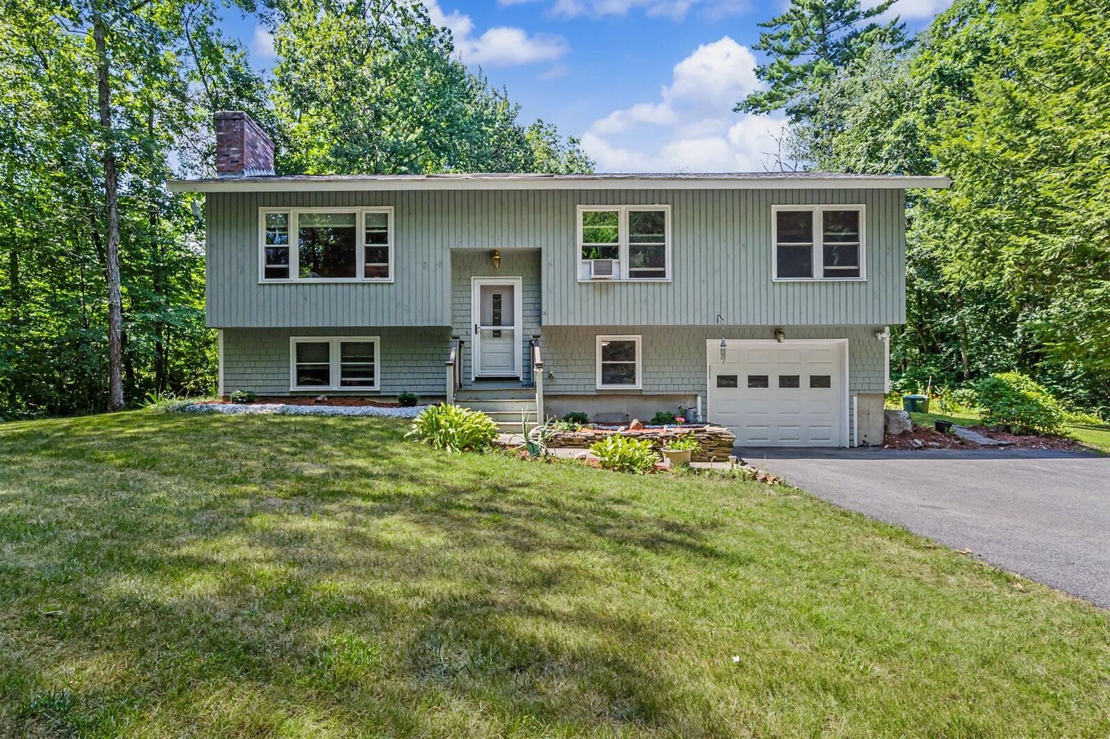 Property Photo: 14 Tomahawk Drive NH 03054