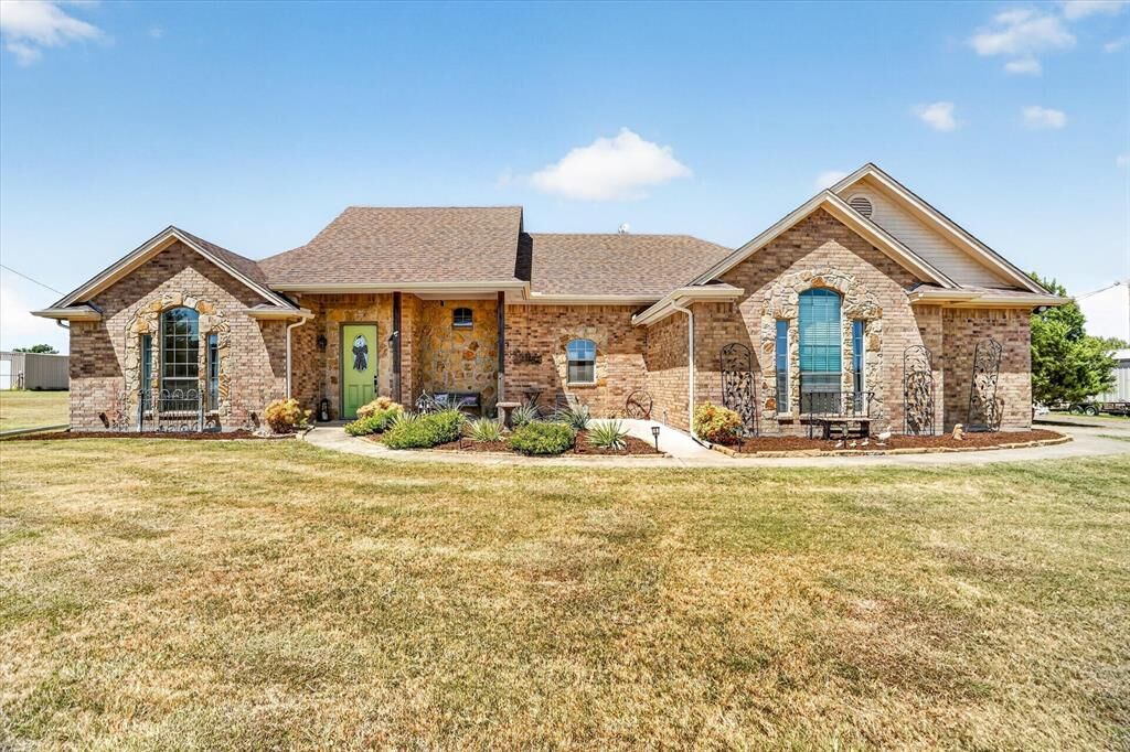 Property Photo: 212 Dove Hill Lane TX 76088