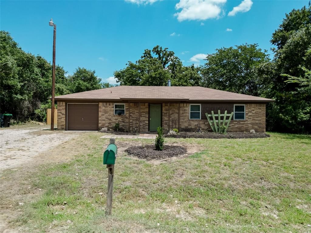 Property Photo: 312 Birchwood Street TX 76020